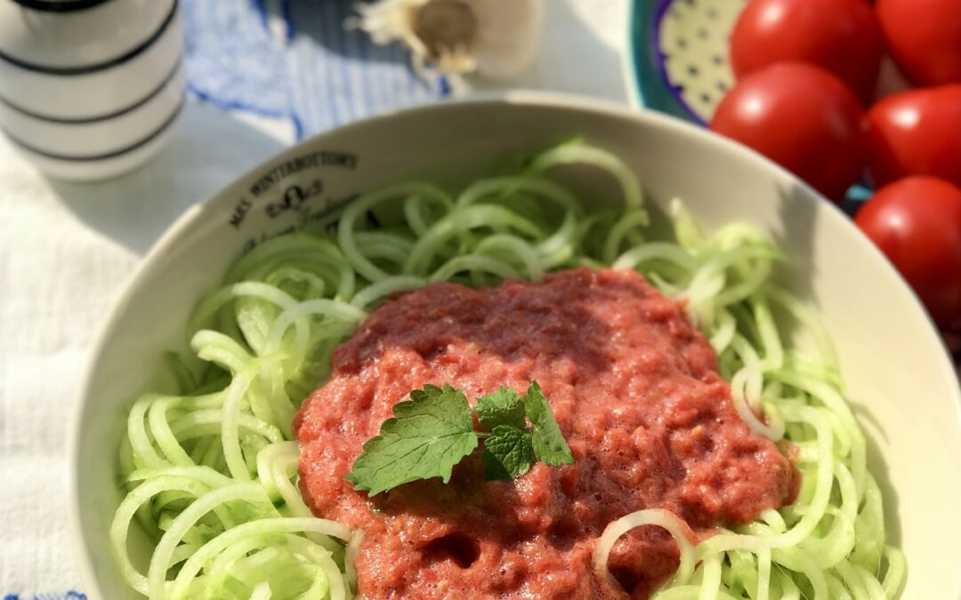 Gurkenspaghetti mit Tomatensauce