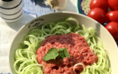 Gurkenspaghetti mit Tomatensauce